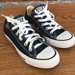 Size 6 converse shoes basically new worn once!